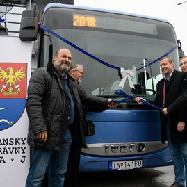 Predčasný vianočný darček v podobe dvadsaťpäťky modrých autobusov odovzdaný do užívania cestujúcej verejnosti - 20181124_TN_TSK_SAD_autobusy_047w