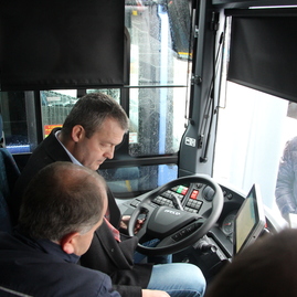 Predčasný vianočný darček v podobe dvadsaťpäťky modrých autobusov odovzdaný do užívania cestujúcej verejnosti - IMG_8088