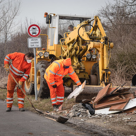 Zväčšiť fotografiu - Pri výstavbe cyklotrás župa rieši aj dlhoročný problém – skládky odpadu - TSK_SC_čistenie skládky_web-16
