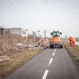 Zväčšiť fotografiu - Pri výstavbe cyklotrás župa rieši aj dlhoročný problém – skládky odpadu - TSK_SC_čistenie skládky_web-4