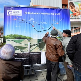 Zväčšiť fotografiu - Priority vlády vo výstavbe cestnej infraštruktúry sú pre trenčiansku župu sklamaním - r2 banovce