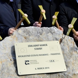 Zväčšiť fotografiu - Priority vlády vo výstavbe cestnej infraštruktúry sú pre trenčiansku župu sklamaním - zakladny kamen stavby R2