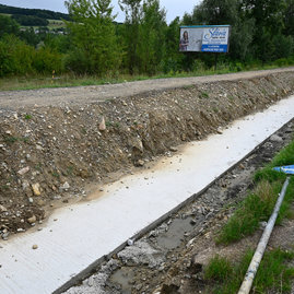 Zväčšiť fotografiu - Reálne kontúry naberá už aj úsek cyklotrasy medzi ladcami a púchovom - 20230803_TSK_126w