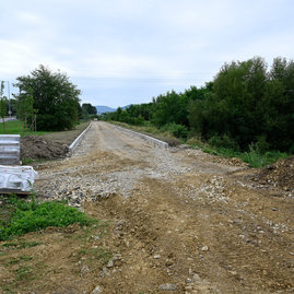 Zväčšiť fotografiu - Reálne kontúry naberá už aj úsek cyklotrasy medzi ladcami a púchovom - 20230803_TSK_131w