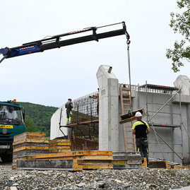 Zväčšiť fotografiu - Reálne kontúry naberá už aj úsek cyklotrasy medzi ladcami a púchovom - 20230803_TSK_176w