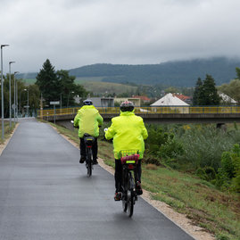 Zväčšiť fotografiu - Rebríčku obľúbenosti cyklotrás stále kraľuje tá popod skalku nad váhom - 20230923_PE_004w