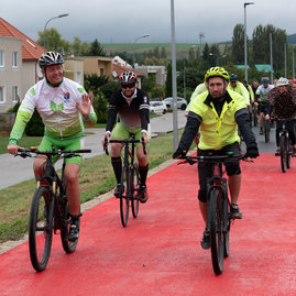 Zväčšiť fotografiu - Rebríčku obľúbenosti cyklotrás stále kraľuje tá popod skalku nad váhom - 20230923_PE_017w