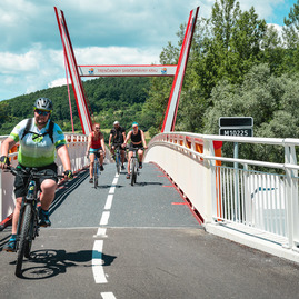 Zväčšiť fotografiu - Rebríčku obľúbenosti cyklotrás stále kraľuje tá popod skalku nad váhom - TSK_Otvorenie cyklotrasy_LA-PU_mini-28