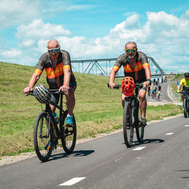 Zväčšiť fotografiu - Rebríčku obľúbenosti cyklotrás stále kraľuje tá popod skalku nad váhom - TSK_Otvorenie cyklotrasy_LA-PU_mini-59