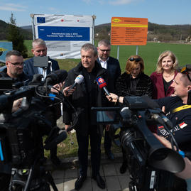 Zväčšiť fotografiu - Rekonštrukcia cesty z trenčianskej teplej do dežeríc pokračuje iv. etapou - 20230320_TSK_066w