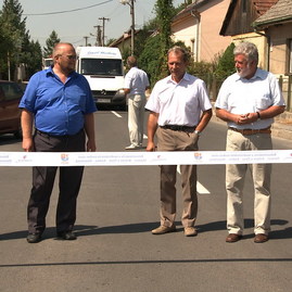 Slávnostná prezentácia zrekonštruovanej cesty v uhrovci - Uhrovec strihanie pásky_resize