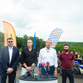 Zväčšiť fotografiu - Spojnica dvoch krajov a dvoch okresov je opäť otvorená - TSK_Veľké Uherce_Skýcov_otvorenie_mini (14 of 64)