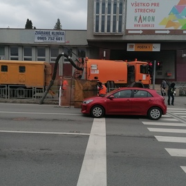 Zväčšiť fotografiu - Správa ciest tsk vyčistila dažďový vpust na hlavnej križovatke v považskej bystrici - IMG_20200930_164454