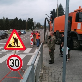 Zväčšiť fotografiu - Správa ciest tsk vyčistila dažďový vpust na hlavnej križovatke v považskej bystrici - IMG_20200930_164711