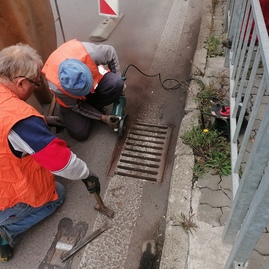Zväčšiť fotografiu - Správa ciest tsk vyčistila dažďový vpust na hlavnej križovatke v považskej bystrici - IMG_20200930_164758