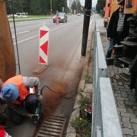 Zväčšiť fotografiu - Správa ciest tsk vyčistila dažďový vpust na hlavnej križovatke v považskej bystrici - IMG_20200930_164803