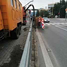 Zväčšiť fotografiu - Správa ciest tsk vyčistila dažďový vpust na hlavnej križovatke v považskej bystrici - IMG_20200930_165335
