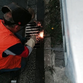 Zväčšiť fotografiu - Správa ciest tsk vyčistila dažďový vpust na hlavnej križovatke v považskej bystrici - IMG_20200930_170212