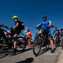 Zväčšiť fotografiu - Stovky nadšencov cyklistiky otvorili spoločnou jazdou nový úsek vážskej cyklomagistrály