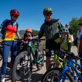 Zväčšiť fotografiu - Stovky nadšencov cyklistiky otvorili spoločnou jazdou nový úsek vážskej cyklomagistrály