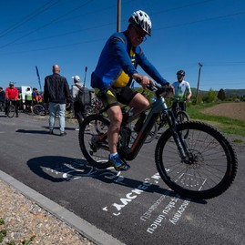 Zväčšiť fotografiu - Stovky nadšencov cyklistiky otvorili spoločnou jazdou nový úsek vážskej cyklomagistrály
