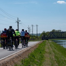 Zväčšiť fotografiu - Stovky nadšencov cyklistiky otvorili spoločnou jazdou nový úsek vážskej cyklomagistrály