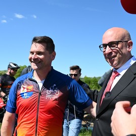 Zväčšiť fotografiu - Stovky nadšencov cyklistiky otvorili spoločnou jazdou nový úsek vážskej cyklomagistrály
