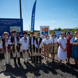 Zväčšiť fotografiu - Stovky nadšencov cyklistiky otvorili spoločnou jazdou nový úsek vážskej cyklomagistrály