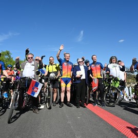 Zväčšiť fotografiu - Stovky nadšencov cyklistiky otvorili spoločnou jazdou nový úsek vážskej cyklomagistrály
