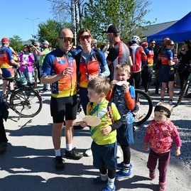 Zväčšiť fotografiu - Stovky nadšencov cyklistiky otvorili spoločnou jazdou nový úsek vážskej cyklomagistrály