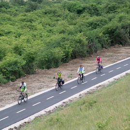 Trenčianska župa chce tento rok začať s budovaním viac ako 45 kilometrov nových cyklotrás - 20180525_HORNA_STREDA_cyklotrasa_087w