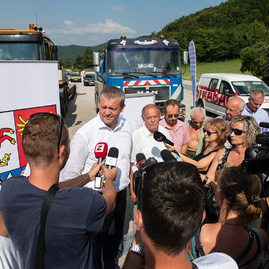 Trenčianska župa opravuje cesty za historických 6 miliónov eur - Začiatok prác na opravách ciest, Bezovec 2018 (okres Nové Mesto nad Váhom) (12)