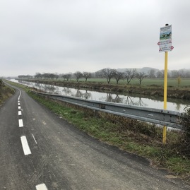 Zväčšiť fotografiu - Trenčín s novým mestom nad váhom prepojil ďalší úsek vážskej cyklomagistrály - 072a - Beckovská sihoť, rázcestie na Ivanovce (2)
