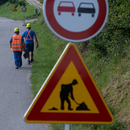 Zväčšiť fotografiu - V trenčianskom kraji sa opraví 42 úsekov ciest za rekordne krátky čas - 20200807_DOMANIZA_004w