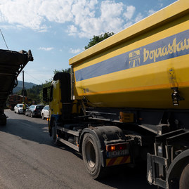 Zväčšiť fotografiu - V trenčianskom kraji sa opraví 42 úsekov ciest za rekordne krátky čas - 20200807_DOMANIZA_007w