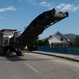 Zväčšiť fotografiu - V trenčianskom kraji sa opraví 42 úsekov ciest za rekordne krátky čas - 20200807_DOMANIZA_010w