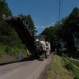Zväčšiť fotografiu - V trenčianskom kraji sa opraví 42 úsekov ciest za rekordne krátky čas - 20200807_DOMANIZA_037w