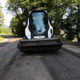Zväčšiť fotografiu - V trenčianskom kraji sa opraví 42 úsekov ciest za rekordne krátky čas - 20200807_DOMANIZA_041w