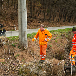 Zväčšiť fotografiu - Veľké jarné upratovanie ciest je v plnom prúde