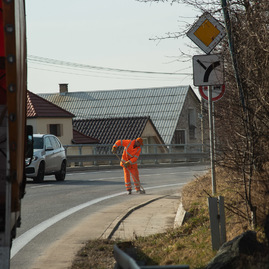 Zväčšiť fotografiu - Veľké jarné upratovanie ciest postupne začína - TSK_Cestmajsterstvo Partizánske_čistenie_mini-22