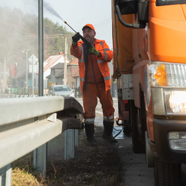 Zväčšiť fotografiu - Veľké jarné upratovanie ciest postupne začína - TSK_Cestmajsterstvo Partizánske_čistenie_mini-6