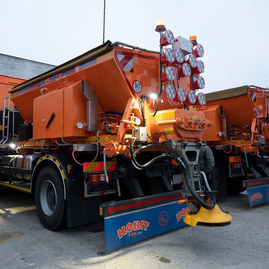 Zväčšiť fotografiu - Viac ako 100 kusov techniky a 246 ľudí sa bude starať o zjazdnosť krajských ciest počas zimného obdobia