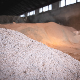 Zväčšiť fotografiu - Viac ako 100 kusov techniky a 246 ľudí sa bude starať o zjazdnosť krajských ciest počas zimného obdobia