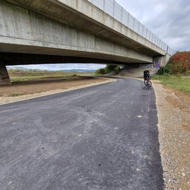 Zväčšiť fotografiu - Výstavba ďalšieho úseku cyklotrasy na považí výrazne pokročila - 20231016_110958(0)