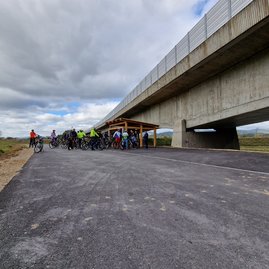 Zväčšiť fotografiu - Výstavba ďalšieho úseku cyklotrasy na považí výrazne pokročila - 20231016_111007