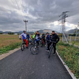 Zväčšiť fotografiu - Výstavba ďalšieho úseku cyklotrasy na považí výrazne pokročila - 20231016_111934