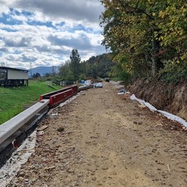 Zväčšiť fotografiu - Výstavba ďalšieho úseku cyklotrasy na považí výrazne pokročila - 20231016_123320