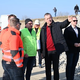 Zväčšiť fotografiu - Výstavba predposledného úseku vážskej cyklomagistrály napreduje rýchlym tempom