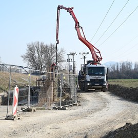 Zväčšiť fotografiu - Výstavba predposledného úseku vážskej cyklomagistrály napreduje rýchlym tempom