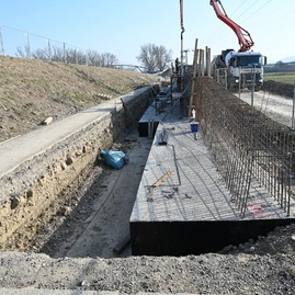 Zväčšiť fotografiu - Výstavba predposledného úseku vážskej cyklomagistrály napreduje rýchlym tempom